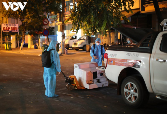   Công việc chuyển thiết bị được tiến hành đồng thời. Ảnh: Nhân viên y tế của Bệnh viện Đà Nẵng khẩn trương đưa các cụm thiết bị lên xe.  