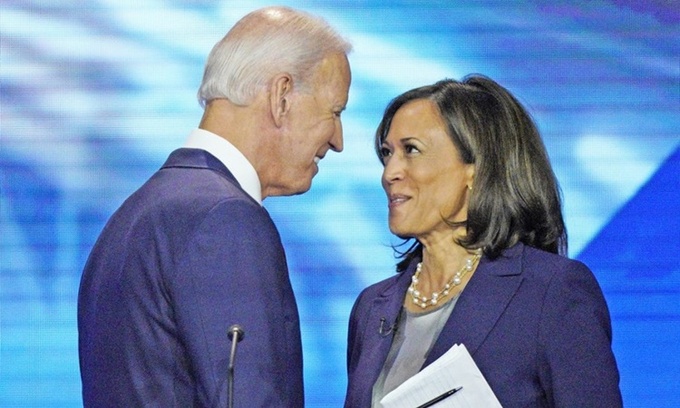   Joe Biden (trái) và Kamala Harris trong một cuộc tranh luận ở Đại học Houston, Texas, hồi tháng 9 năm ngoái. Ảnh: AP.  