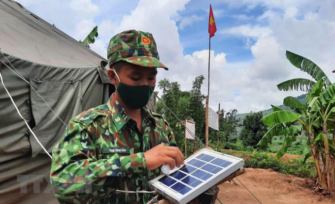   Chiến sỹ bộ đội Biên phòng Quảng Trị vệ sinh tấm pin Mặt Trời phục vụ cho sinh hoạt. (Ảnh: Hồ Cầu/TTXVN)  