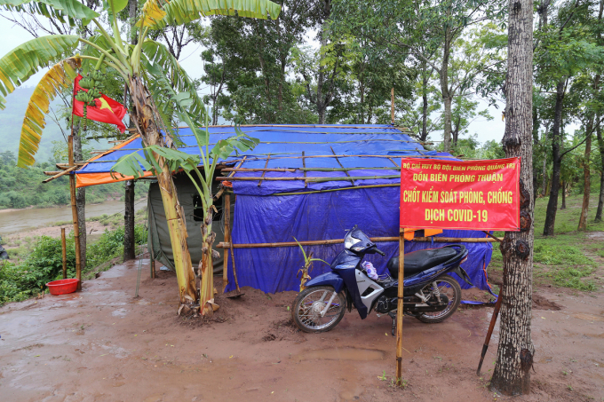 Đồn biên phòng Thuận 3 mùa dịch: nhà phủ bạt chống mưa, phủ lá chuối chống nắng