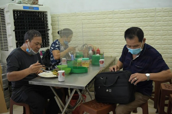 Nhiều cửa hàng kinh doanh ăn uống ở Hà Nội chấp hành nghiêm phòng chống dịch Covid-19