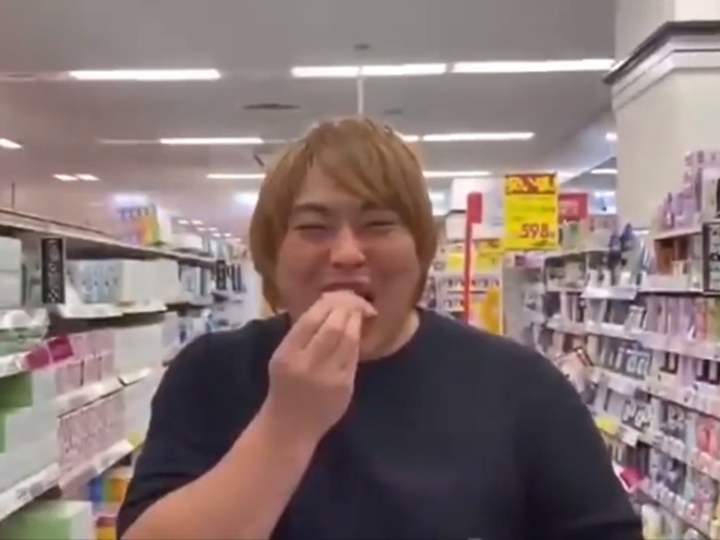 YouTuber Nhật bị bắt vì lén ăn sashimi trong siêu thị. Ảnh cắt từ clip.