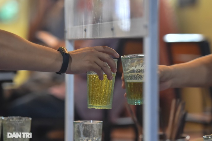   Những vách ngăn để hạn chế tiếp xúc với người ngồi đối diện đã được dựng lên tại quán bia trên phố Huỳnh Thúc Kháng.  