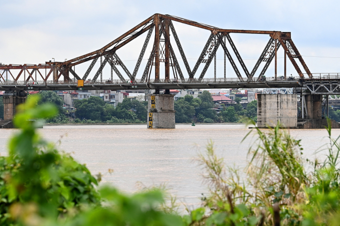   Tại khu vực cầu Long Biên, mực nước quan trắc lúc 13h ngày 21/8 là 5,96 m, tăng 10 cm so với một ngày trước. Mực nước dâng cao hơn khiến bãi nổi và một số bờ bãi ven sông bị ngập.  