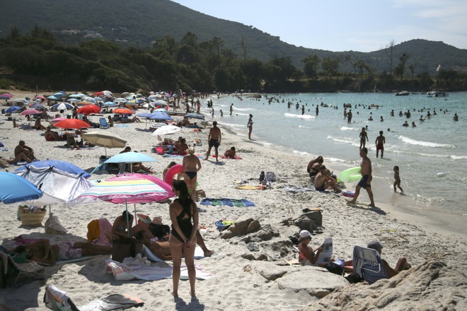 Bộ trưởng Nội vụ Pháp bảo vệ quyền được cởi trần tắm nắng của phụ nữ