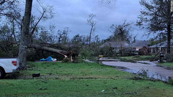   Cây cối bị bão Laura quật đổ tại TP Sulphur, bang Louisiana, hôm 27-8. Ảnh: CNN  
