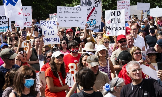 Người Mỹ biểu tình phản đối tiêm phòng cúm bắt buộc cho học sinh
