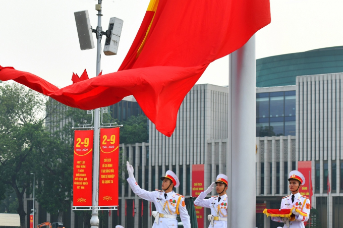  Quốc kỳ tung bay trong tiếng Tiến quân ca trên Quảng trường Ba Đình.