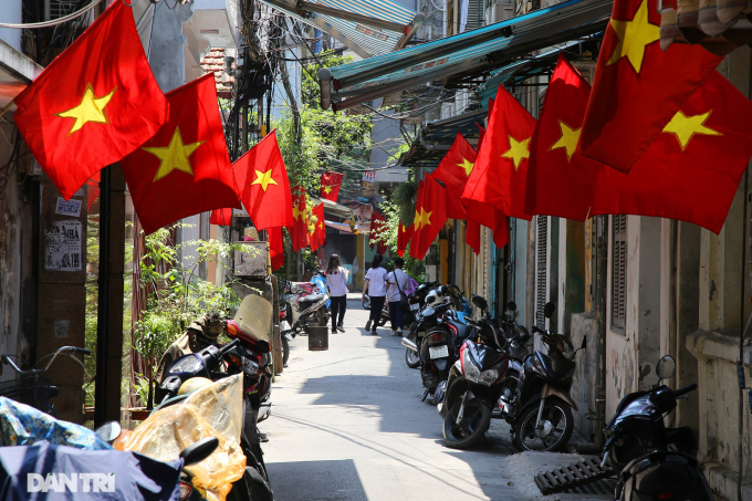   Rợp bóng Quốc kỳ ở khu phố cổ Hà Nội trong dịp kỷ niệm Quốc khánh 2/9.  