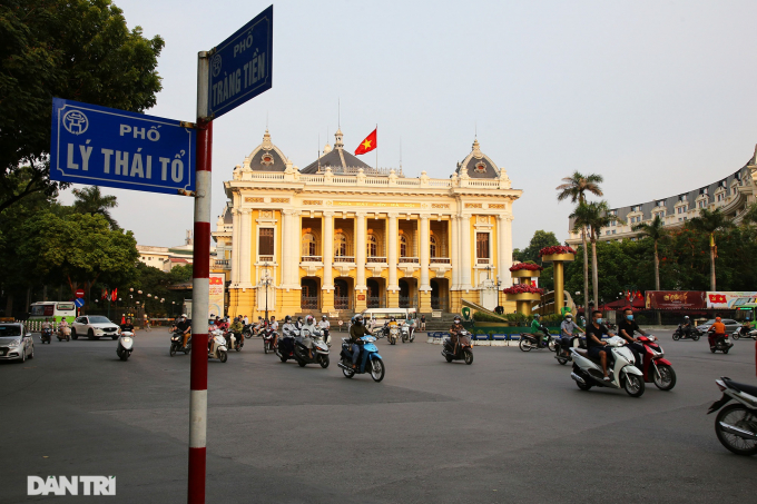 Lá Quốc kỳ tung bay trên nóc Nhà Hát Lớn tại quảng trường Cách mạng tháng Tám lịch sử. 
