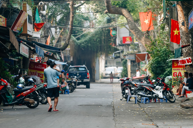 Những lá cờ được treo trước cửa các khu nhà chào mừng ngày Quốc khánh Nước Cộng hòa Xã hội Chủ nghĩa Việt Nam.