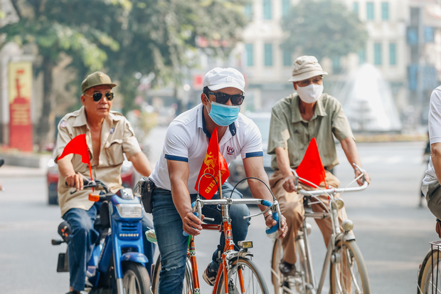   Nhiều người Hà Nội chạy xe đạp cổ, phía trước có treo lá cờ Tổ quốc dạo quanh các con phố cổ Hà Nội như để hoài niệm về ngày Tết Độc lập.  