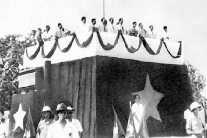   Đại diện Chính phủ Cách mạng lâm thời Việt Nam Dân chủ Cộng hòa ra mắt quốc dân trên lễ đài, ngày 2/9/1945.   