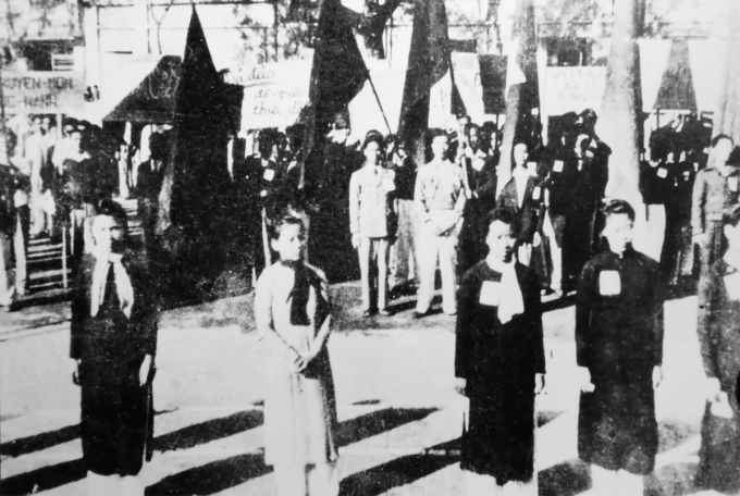   Nữ sinh Sài Gòn xếp hàng danh dự trong lễ mít tinh mừng ngày 2/9/1945.  