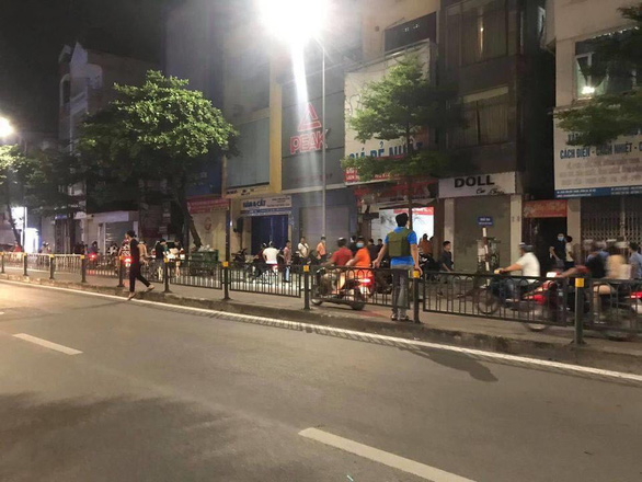   Đêm 7/9, người dân tập trung đông đúc theo dõi vụ việc trên phố Tôn Đức Thắng.  