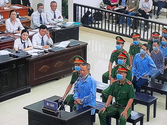   Bị cáo Lê Đình Công xin lỗi gia đình 3 chiến sĩ hi sinh - Ảnh: DANH TRỌNG  