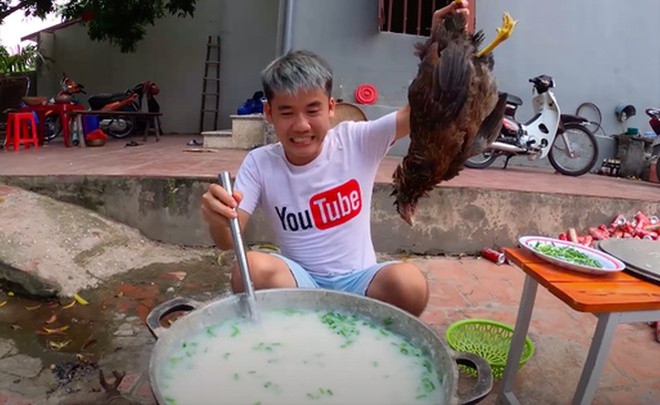 Hưng Vlog thực hiện video nấu cháo gà nguyên lông.