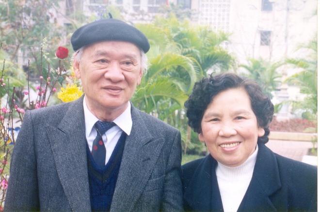   Nhà văn Vũ Tú Nam (trái) và vợ Thanh Hương.  