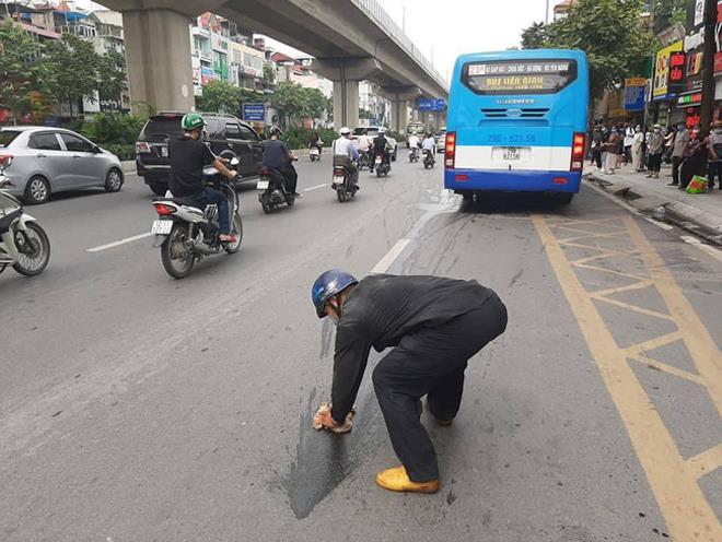 Hình ảnh bác tài hì hục lau vết dầu loang trên phố Hà Nội gây sốt mạng xã hội