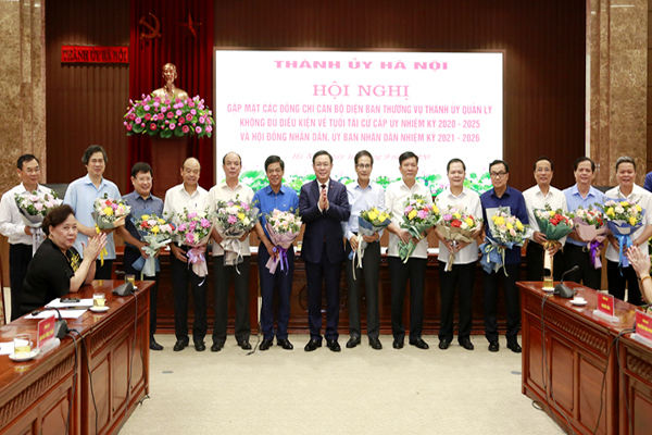Bí thư Thành ủy Vương Đình Huệ tặng hoa cảm ơn các cán bộ nghỉ công tác.