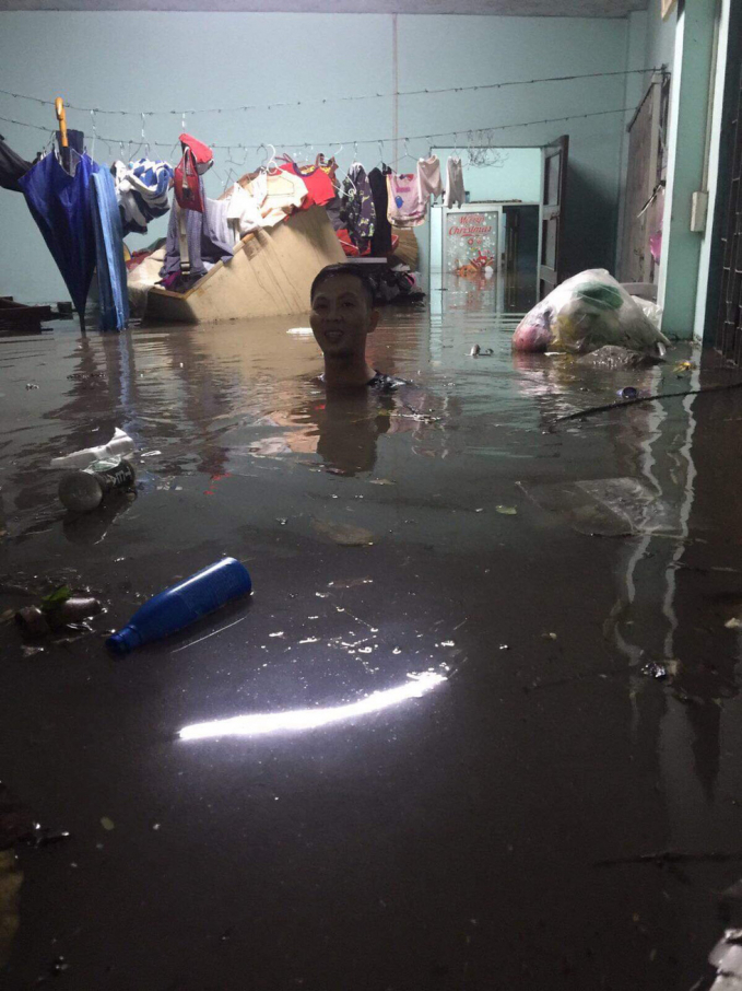   Nước ngập sâu vào nhà dân tại đường Tỉnh lộ 43, quận Thủ Đức - Ảnh: Người dân cung cấp  