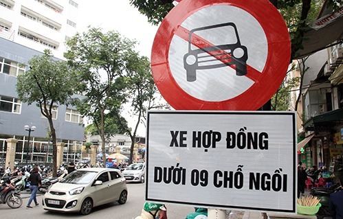 Hà Nội khôi phục biển cấm taxi, xe hợp đồng trên 10 tuyến phố
