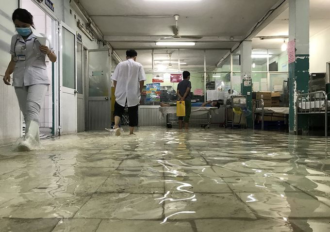   Khoa cấp cứu Bệnh viện đa khoa khu vực Hóc Môn lênh láng nước. Ảnh: Đình Văn.  