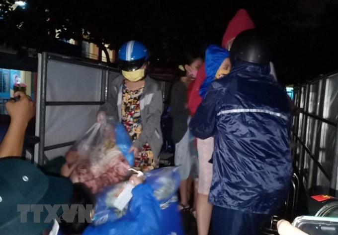   Lực lượng chức năng phường Nại Hiên Đông (quận Sơn Trà) đưa người dân đến điểm sơ tán trong đêm.(Ảnh: Võ Văn Dũng/TTXVN)  
