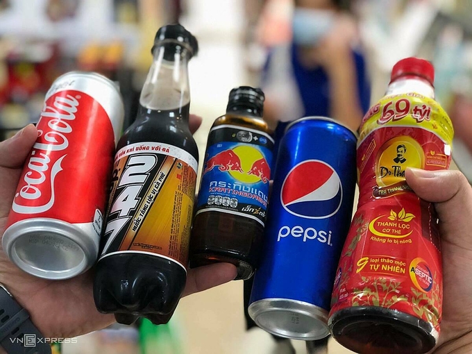   5 sản phẩm đồ uống không cồn tiêu biểu của Coca-Cola, Masan, Redbull, PepsiCo và Tân Hiệp Phát. Ảnh: Tuấn Tú.  