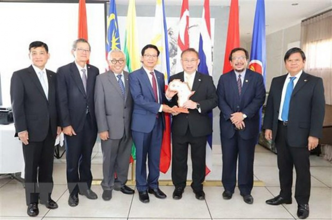   Các đại sứ ASEAN chụp ảnh lưu niệm. (Ảnh: Phi Hùng/TTXVN)  