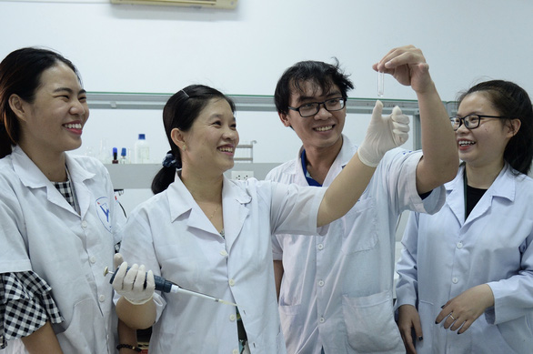   TS Phạm Thị Thu Hà (thứ hai từ trái qua) cùng các sinh viên trong phòng thí nghiệm nghiên cứu các loại giống - Ảnh: TỰ TRUNG  