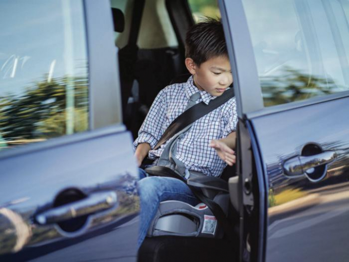 Bộ Công an đề xuất cấm trẻ dưới 12 tuổi ngồi ghế trước ô tô