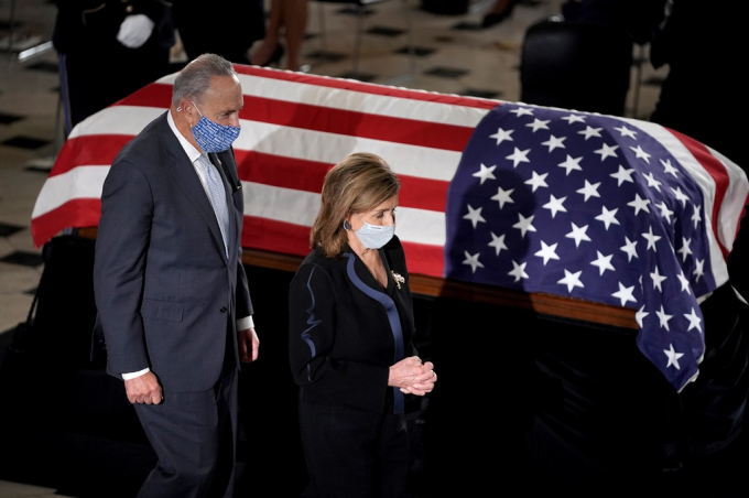 Chủ tịch Hạ viện Nancy Pelosi và lãnh đạo phe Dân chủ tại Thượng viện Chuck Schumer tham dự lễ truy điệu.