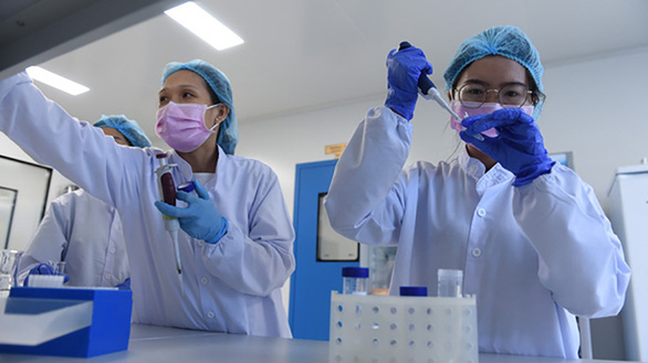   Một công đoạn trong quá trình nghiên cứu sản xuất vắc xin chống COVID-19 tại Công ty cổ phần công nghệ sinh học dược Nanogen - Ảnh: DUYÊN PHAN  