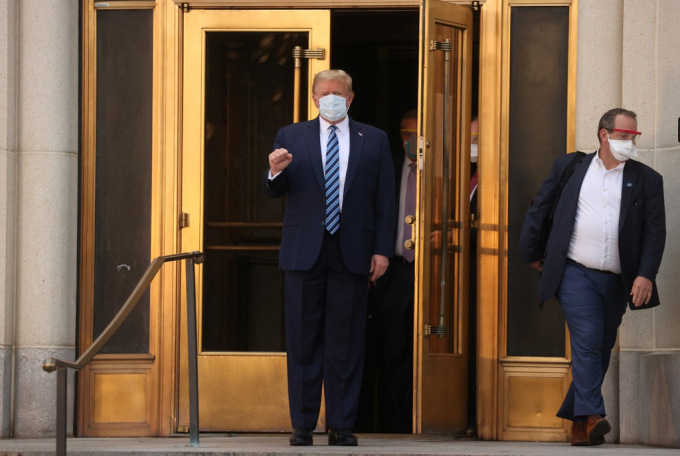 Ông Trump rời Bệnh viện Walter Reed chiều 5/10. Ảnh: Reuters.