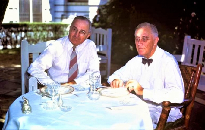 Tổng thống Franklin D. Roosevelt (bên phải) và Harry S. Truman