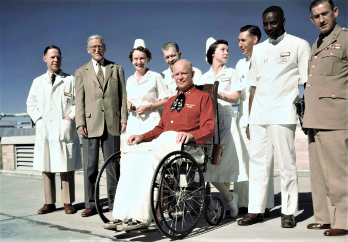 Tổng thống Eisenhower ngồi xe lăn.
