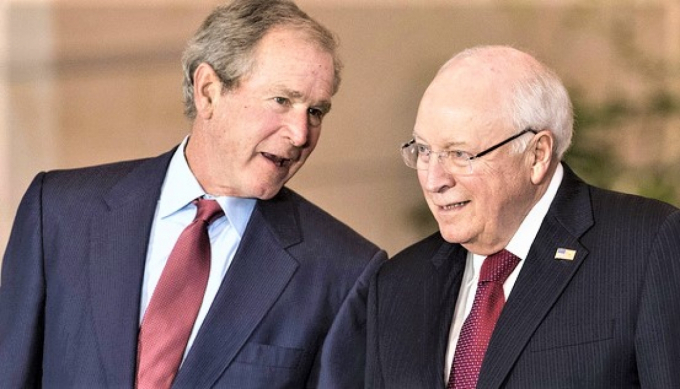 Tổng thống George W. Bush (trái) và Phó tổng thống Dick Cheney.