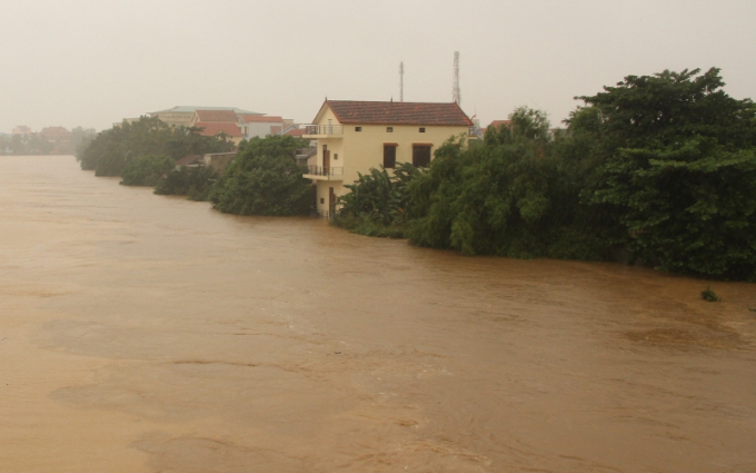 Nước lũ cuộn đổ về vùng hạ du huyện Lệ Thủy.