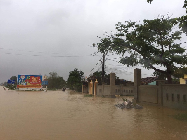   Nước lũ dâng cao tại huyện Lệ Thủy.  