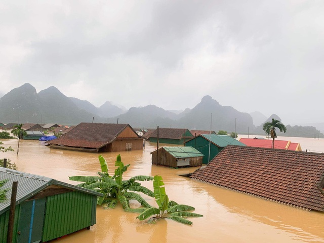   Lũ nhấn chìm nhiều căn nhà tại xã Tân Hóa, huyện Minh Hóa.  