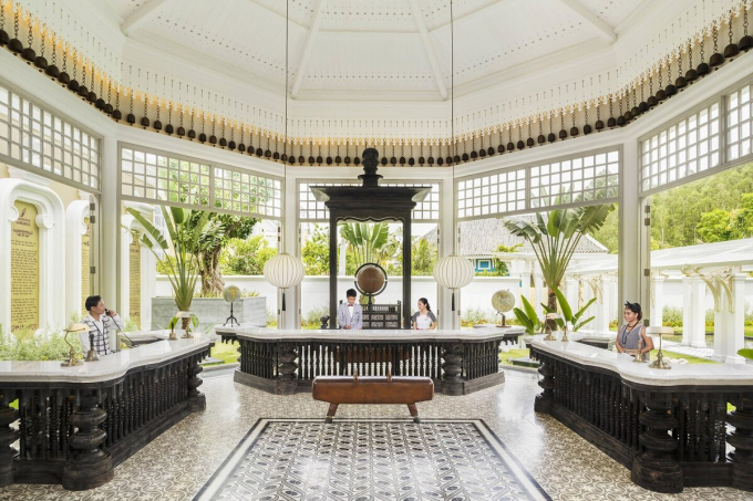 JW Marriott Phú Quốc nằm bên Bãi Kem cát trắng mịn với làn nước xanh trong vắt. Khu nghỉ dưỡng do kiến trúc sư Bill Bensley thiết kế dựa trên ý tưởng về một trường đại học ở thập niên 1920. Resort có 234 phòng, suite, căn hộ và villa sắp đặt theo 18 phân khoa.