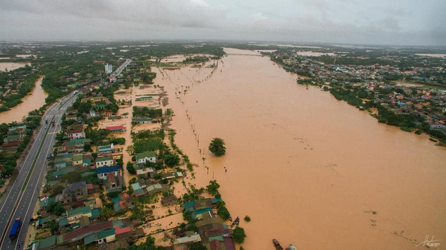 Thị xã Quảng Trị ngập trong biển nước chiều ngày 08/10.