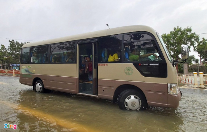 Hành khách ra các tỉnh phía bắc phải ngồi chờ trên xe hàng giờ, với hy vọng nước lũ hạ bớt để về quê.