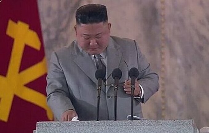   Lãnh đạo Triều Tiên Kim Jong-un khóc khi phát biểu trước lễ duyệt binh hôm 10/10. Ảnh: Yonhap.  