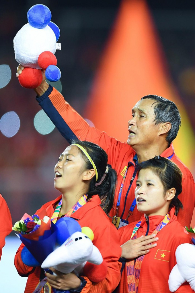   Bóng đá nữ Việt Nam vô địch SEA Games 2019 của tác giả Nguyễn Tiến Anh Tuấn (Hà Nội) đoạt huy chương bạc ở thể loại ảnh bộ Giải hiện thực.   