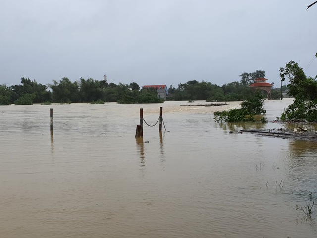   Nước lũ ngập sâu, chia cắt nhiều xã ở Hương Khê.  
