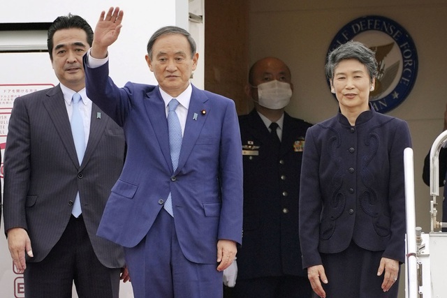 Thủ tướng Suga Yoshihide đứng cạnh phu nhân Mariko. 