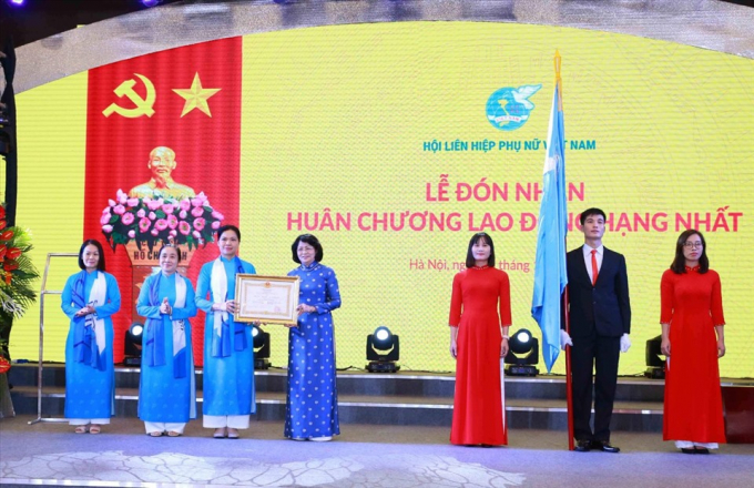 Phó Chủ tịch Nước Đặng Thị Ngọc Thịnh trao và gắn Huân chương Lao động Hạng Nhất cho Hội LHPN Việt Nam.
