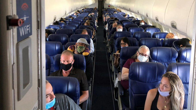   Hành khách trên một chuyến bay của hang Southwest Airlines từ Burbank, California, đến Las Vegas hồi tháng 6. Ảnh: Los Angeles Times.  